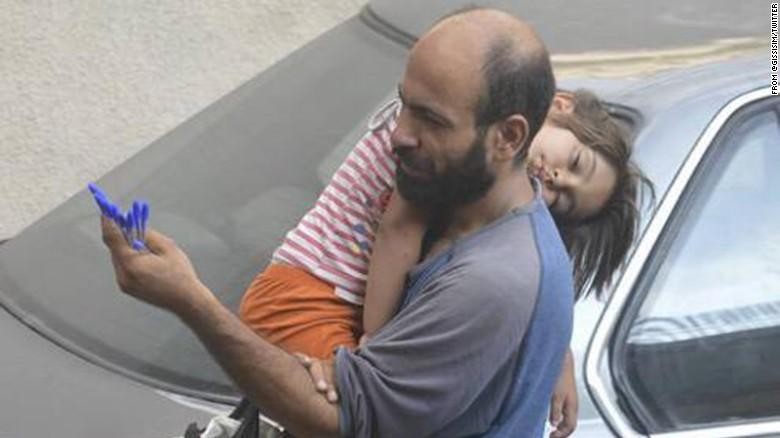 Foto Pria Penjual Pena dan Putrinya Ini Membuat Banyak Hati Tergugah