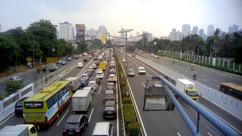 Ada Truk Terperosok, Tol JORR Arah Cikunir Macet 4 Km