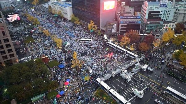 Puluhan Ribu Demonstran Korsel Serukan Presiden Park Mundur