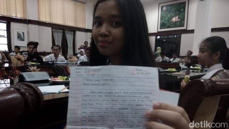 Surat untuk Presiden Jokowi dari Siswi SMP Membuat Risma Berkaca-kaca