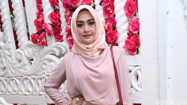 Eddies Adelia Beli Emas 300 Gram Hanya Untuk Investasi Eddies Adelia Beli Emas 300 Gram Hanya Untuk Investasi