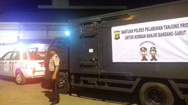 Polres Pelabuhan Priok Salurkan Bantuan Bagi Korban Banjir Bandang di Garut Polres Pelabuhan Priok Salurkan Bantuan Bagi Korban Banjir Bandang di Garut