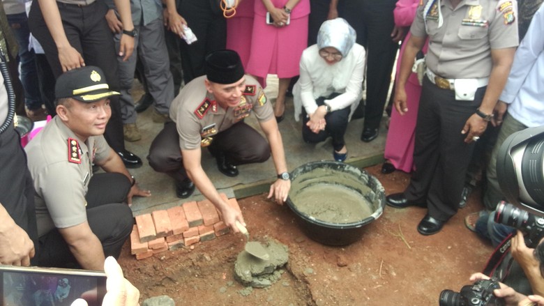 Kapolda Metro dan Airin Hadiri Peletakan Batu Pertama Masjid di Polresta Tangsel Kapolda Metro dan Airin Hadiri Peletakan Batu Pertama Masjid di Polresta Tangsel