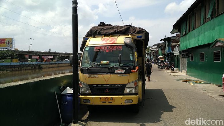 Warga Kalijodo Pilih Pulang Kampung, Sewa Truk untuk Bawa Barang-barang