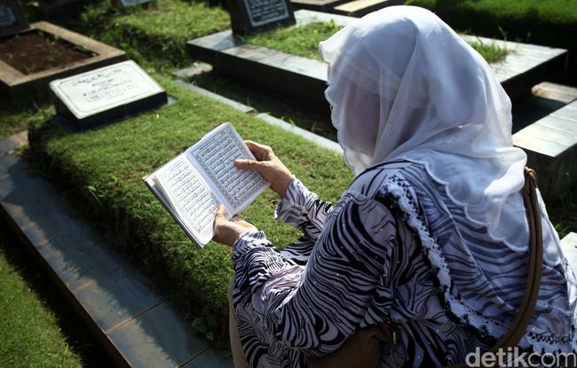 ini hari ahok wawancara Pemakaman ke Warga Usai Berziarah Salat Id,