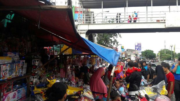 Libur Lebaran, Toko Mainan di Pasar Gembrong Ramai Pembeli