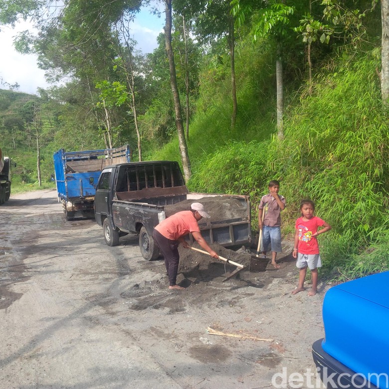 Wanita Kuat asal Malang, Kisah Sekarsari Jadi Kuli Angkut Pasir Sungai