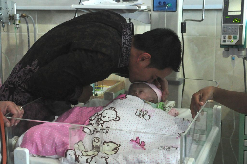 Foto: Gubernur Jambi menjenguk anak penderita Hidrosefalus (Muhamad Usman/detikcom)