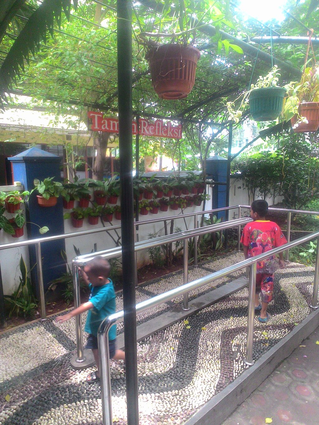 Foto: Taman refleksi di Puskesmas Kecamatan Kebon Jeruk (Haris Fadhil/detikcom)