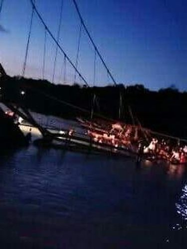 Jembatan Kuning Bali Ambruk, Minggu (16/10/2016). Dok. BNPB