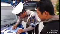 Unik, Polisi Ini Ajak Pelanggar Lalu Lintas Berdoa Sebelum Menilang