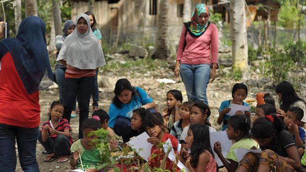 Guru Honorer tengah mengajari anak-anak Suku Kaili Unde