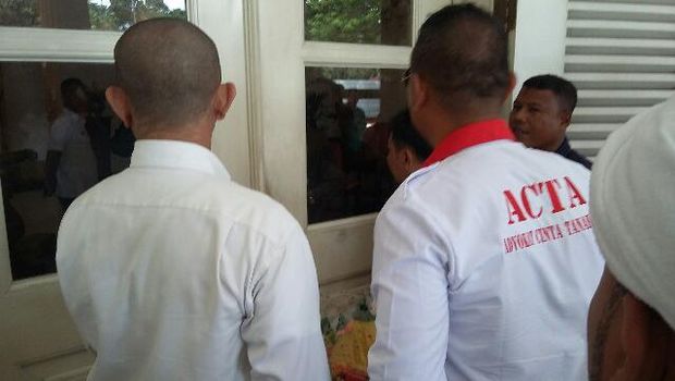 Habiburokhman Cs Bawa Tumpeng ke Balai Kota: Semoga Ahok Cuti Selamanya