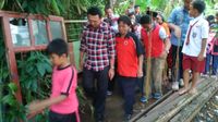 Lihat Rumah Kontrakan Nyaris Roboh, Ahok Ajak Penghuni 