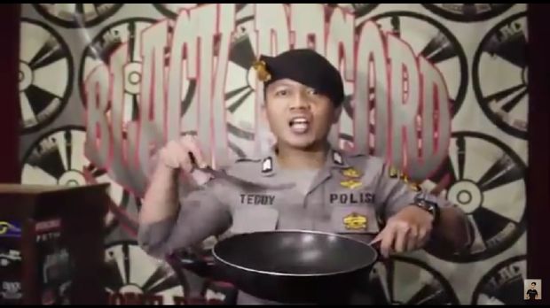 Aksi Bripda Teddy saat menyanyikan lagu tahu bulat di videonya. 