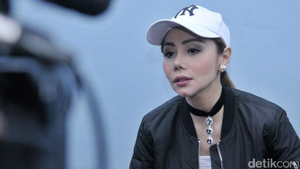 Sandra Dewi Resmi Menikah, Femmy Permatasari Bantah Operasi Implan Payudara