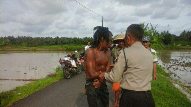 Laki-laki ini Bikin Geger, Dikira 'Mayat' Ternyata Tertidur di Sawah