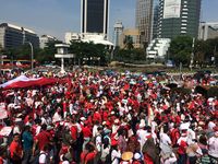 Bendera Merah Putih Raksasa di Antara Ribuan Orang di Parade Kebhinekaan