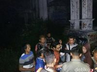 Foto-foto Razia Satpol PP di Bangunan Angker 'Rumah Hantu 