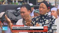  Massa Aksi 2 Desember Salat Jumat dengan Berpayung dan Berjas Hujan