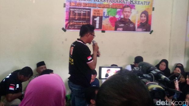 Warga Mampang curhat ke Agus seputar masalah banjir.
