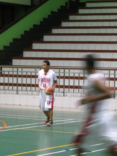 Hadiri Laga Basket, Sandiaga Cetak Three Point dan Buat Heboh Pendukung