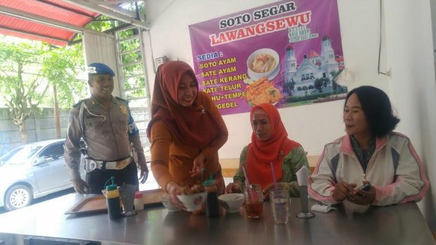  Aiptu Suprapto sudah setahunan memberikan paket soto gratis ini.