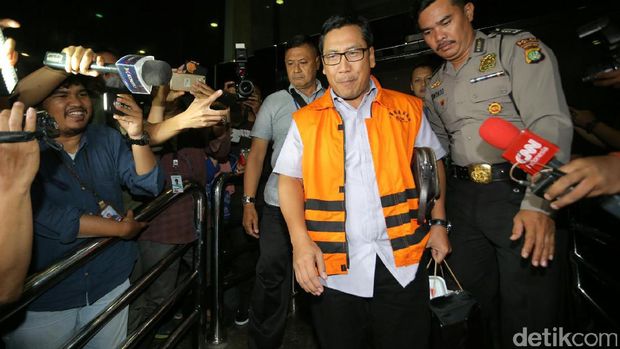 Tersangka Kamaludin keluar dari gedung KPK.