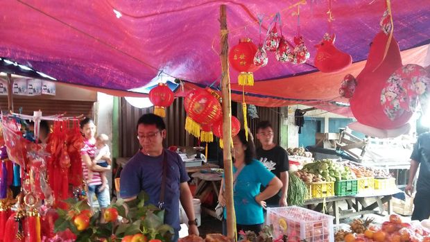 Selain ornamen khas Tiongkok, Wawan juga jualan sembako.