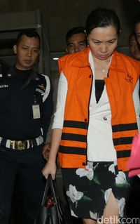 NG Feny memakai baju