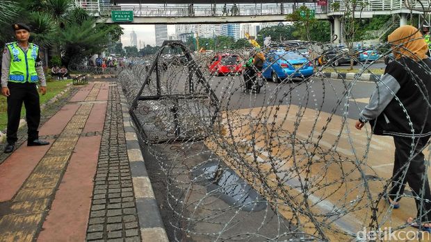 Kawat berduri dipasang di depan Mapolda Metro Jaya. 