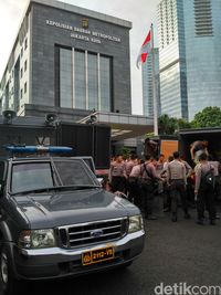 Persiapan polisi jelang aksi massa FPI di depan Polda Metro Jaya. 