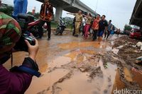 Ahok saat meninjau lokasi banjir.
