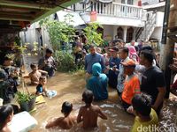 Anies saat meninjau banjir.