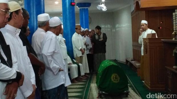 Sandiaga Jumatan dan Salat Jenazah di Masjid Arrohmah Jatinegara