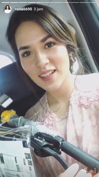 Jadi dapat sepeda kan, Pak?" kata Raisa sesaat sebelum kembali duduk.