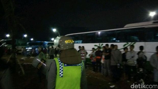 Suporter Ricuh di Luar Stadion Pakansari, Polisi Tembakkan Gas Air Mata