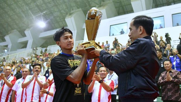 Jokowi Serahkan Langsung Piala Presiden ke Arema FC 