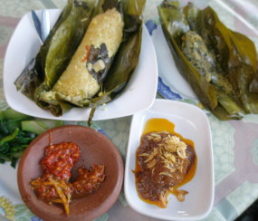 Ketagihan Pepes Nasi & Kesetrum Sambal Mangga Ketagihan Pepes Nasi & Kesetrum Sambal Mangga