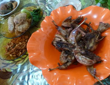 Nyam.. Nyam.. Gurih Renyah Burung Khas Siantar! Nyam.. Nyam.. Gurih Renyah Burung Khas Siantar!