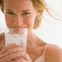 Benarkah Habis Makan Tak Boleh Minum Air Dingin? Benarkah Habis Makan Tak Boleh Minum Air Dingin?