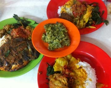 Makan Kenyang di Warung Nasi Kapau yang Sebenarnya Makan Kenyang di Warung Nasi Kapau yang Sebenarnya