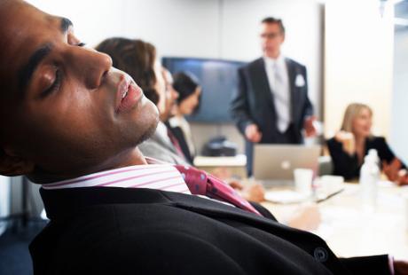 Mengapa Orang Sering Tertidur Saat Dengar Pidato? Mengapa Orang Sering Tertidur Saat Dengar Pidato?