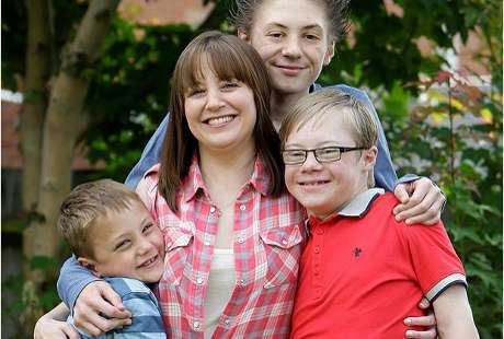 Ibu Tangguh yang Punya 3 Anak Istimewa: Asperger, Down Syndrome dan Autis Ibu Tangguh yang Punya 3 Anak Istimewa: Asperger, Down Syndrome dan Autis