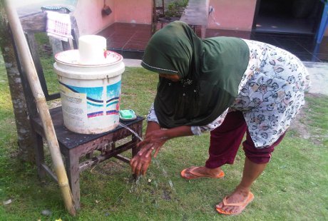 Tiap Rumah di Desa Ini Sediakan Tong Air untuk Cuci Tangan Pakai Sabun Tiap Rumah di Desa Ini Sediakan Tong Air untuk Cuci Tangan Pakai Sabun