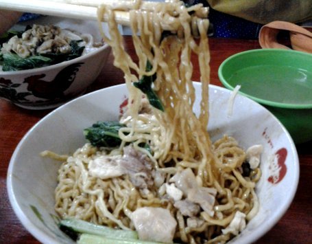 Wah, Manis Gurih dan Lentur Yamien Ayam Bikinan Bakmi Roxi! Wah, Manis Gurih dan Lentur Yamien Ayam Bikinan Bakmi Roxi!