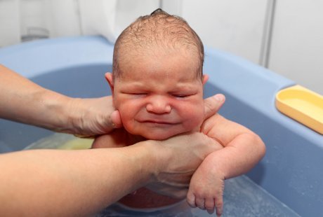 Hai Bunda, Perhatikan Ini Saat Memandikan Bayi Baru Lahir Hai Bunda, Perhatikan Ini Saat Memandikan Bayi Baru Lahir