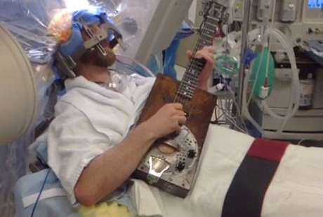Keren, Pria Ini Jalani Operasi Otak Sambil Menggenjreng Gitar Keren, Pria Ini Jalani Operasi Otak Sambil Menggenjreng Gitar