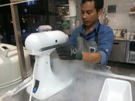 Berbahayakah Es Krim yang Dibekukan dengan Nitrogen Cair? Berbahayakah Es Krim yang Dibekukan dengan Nitrogen Cair?