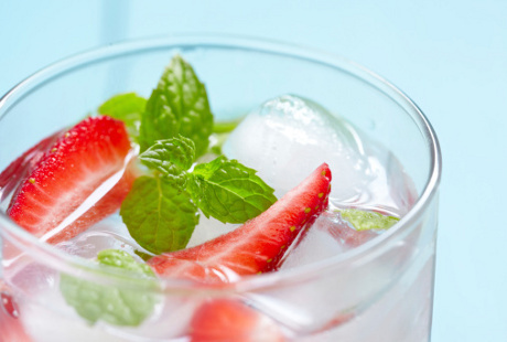Buah Dijadikan Infused Water atau Dimakan Langsung, Mana Lebih Sehat? Buah Dijadikan Infused Water atau Dimakan Langsung, Mana Lebih Sehat?